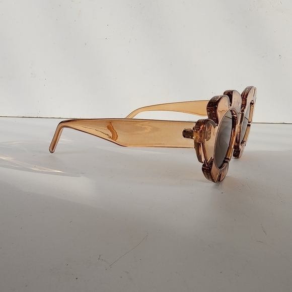 NEW Cute Taupe Bronze Floral Fashion Sunglasses main image 4
